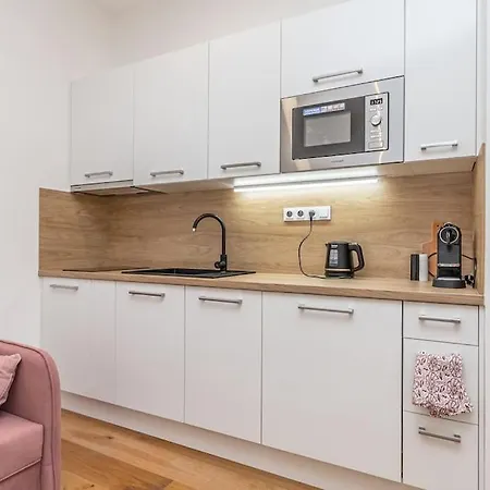 Cozy Quiet New In Karlin Square Apartman