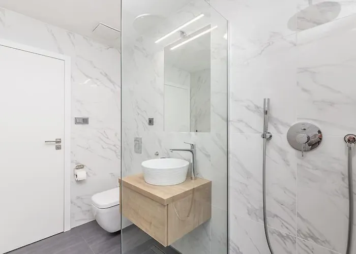Cozy Quiet New In Karlin Square * Prag
